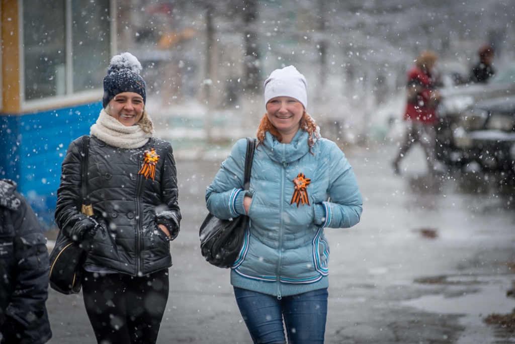 Снегопад после Парада Победы в Магадане, Фото с места события собственное