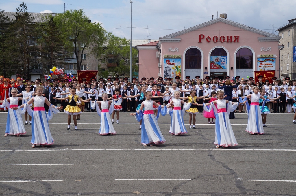 Хор и танцы под песню "День Победы", Фото с места события собственное