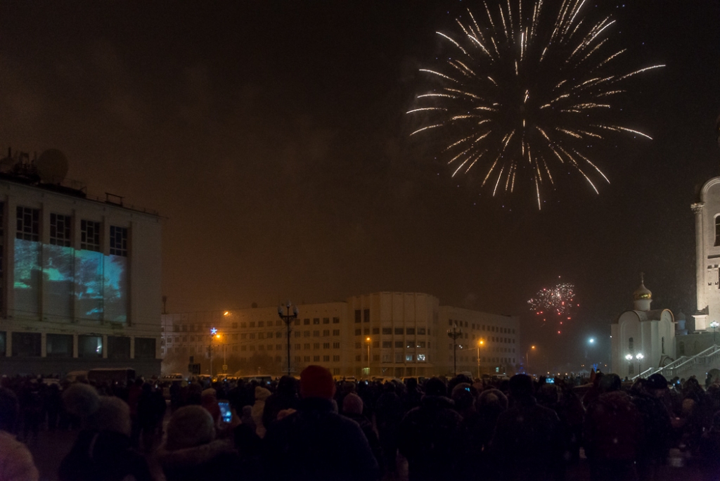 Салют шел под песню День Победы и марши военных лет, Фото с места события собственное
