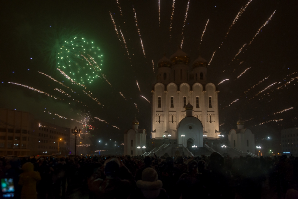 Световые фигуры в небе сменяли друг друга, Фото с места события собственное