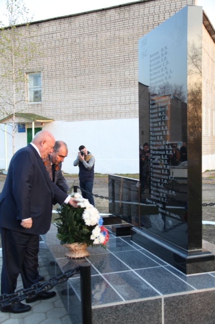 Возложение цветов, Фото с места события из других источников