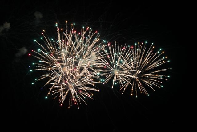 Салютом из 70-ти залпов завершилось празднование Дня Победы в Биробиджане, Фото с места события собственное