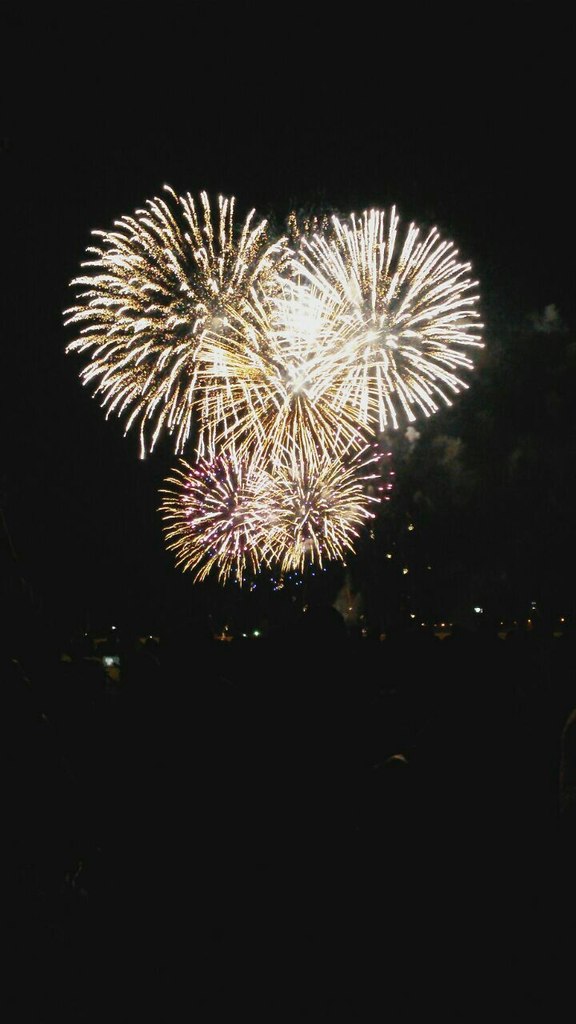 Тысячи людей в Якутске насладились салютом в честь 70-летия Великой Победы, Фото с места события собственное