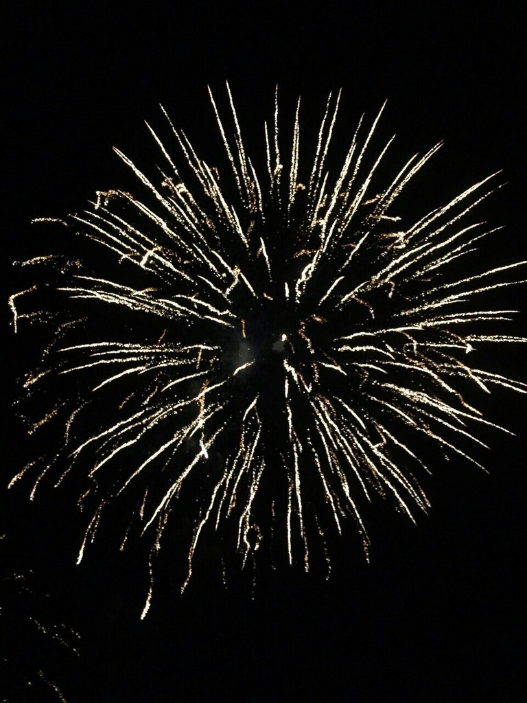 Тысячи людей в Якутске насладились салютом в честь 70-летия Великой Победы, Фото с места события собственное