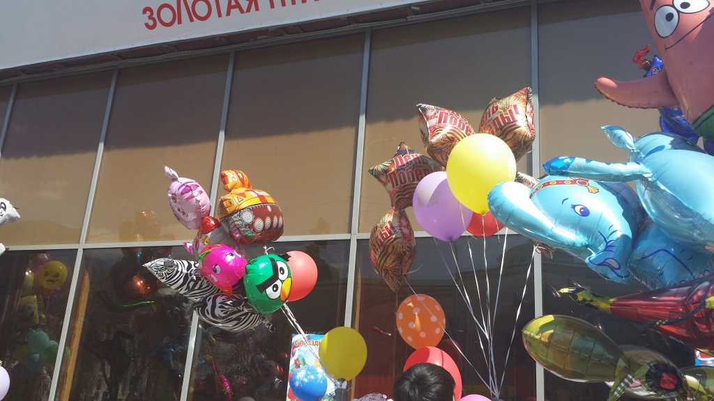 Среди праздничных или вполне нейтральных шаров "затесались" шары в виде фашисткой боевой техники, Фото с места события собственное