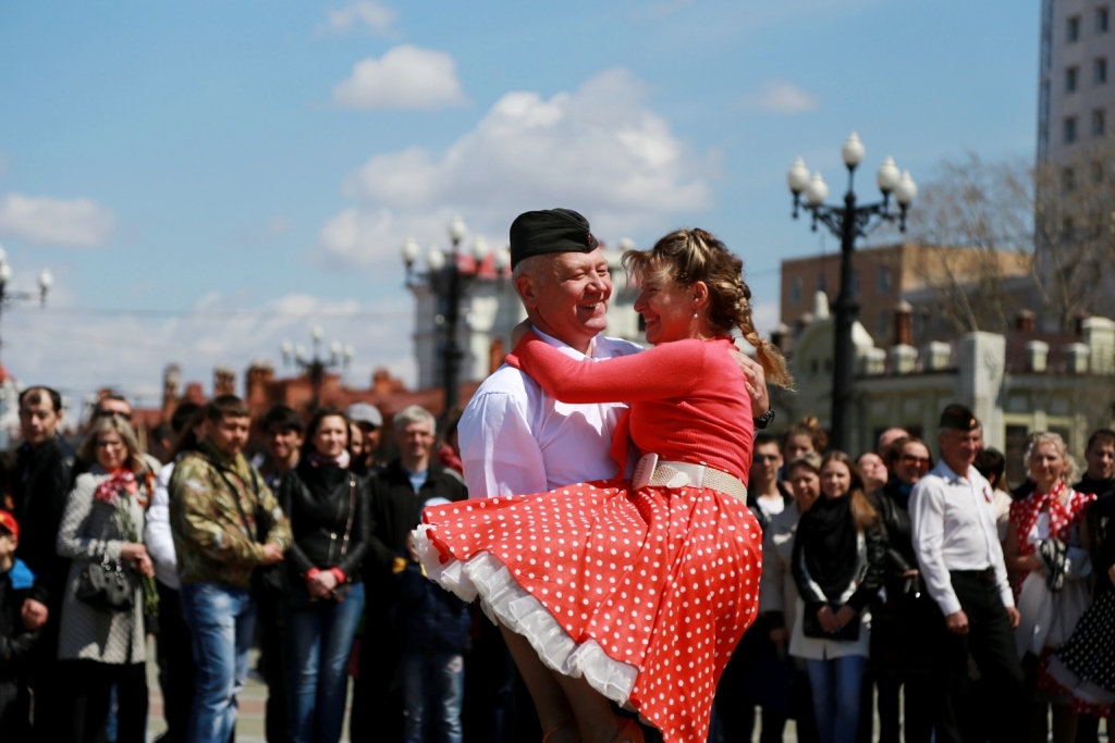 "Танец Победы" массово устроили хабаровчане на Комсомольской площади, Фото с места события собственное