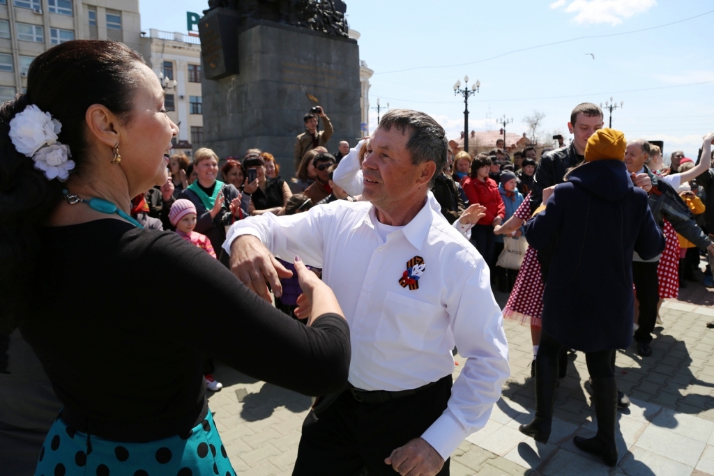 "Танец Победы" массово устроили хабаровчане на Комсомольской площади, Фото с места события собственное