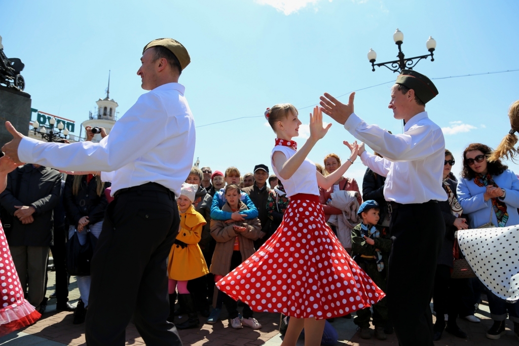 "Танец Победы" массово устроили хабаровчане на Комсомольской площади, Фото с места события собственное