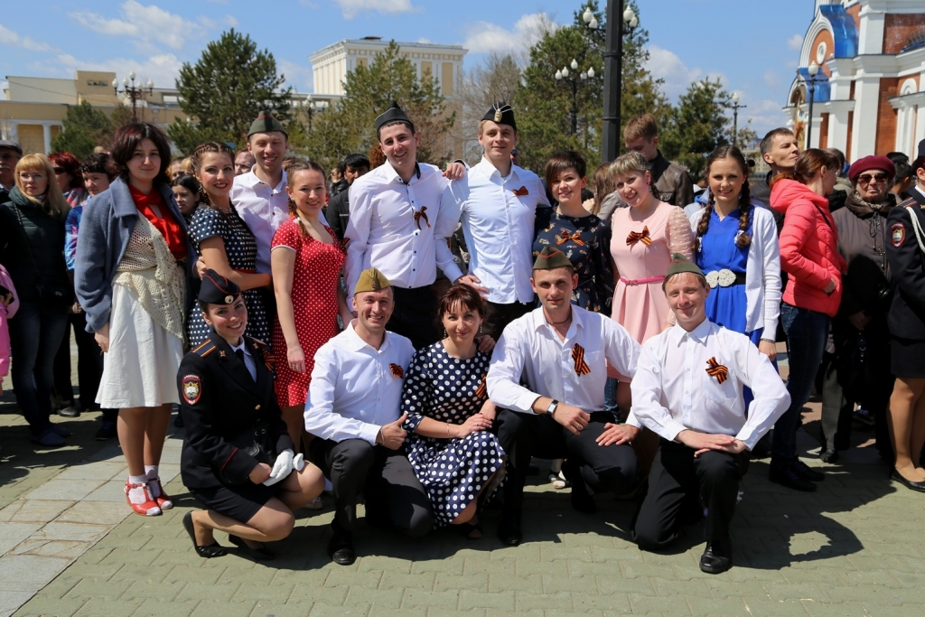 "Танец Победы" массово устроили хабаровчане на Комсомольской площади, Фото с места события собственное