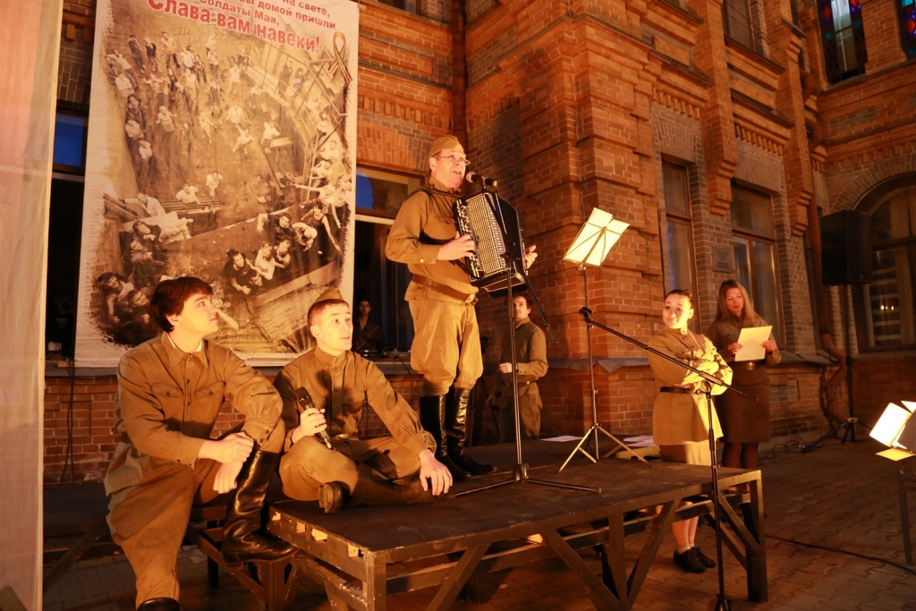 Душевные "Посиделки у костра" под военные песни устроили хабаровчане в центре города, Фото с места события собственное