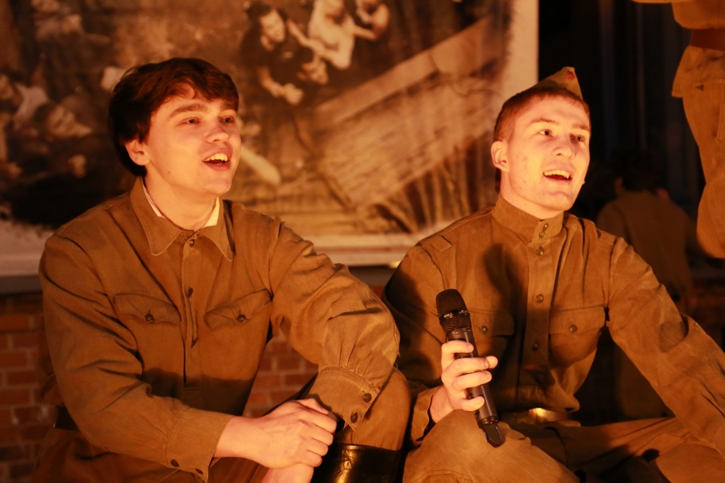 Душевные "Посиделки у костра" под военные песни устроили хабаровчане в центре города, Фото с места события собственное