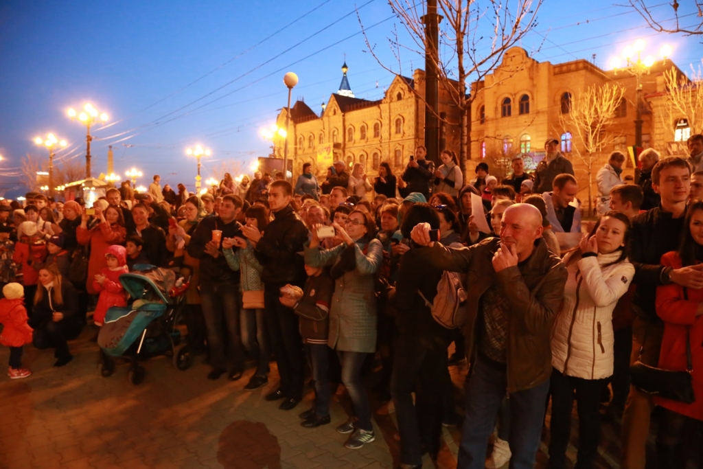 Душевные "Посиделки у костра" под военные песни устроили хабаровчане в центре города, Фото с места события собственное