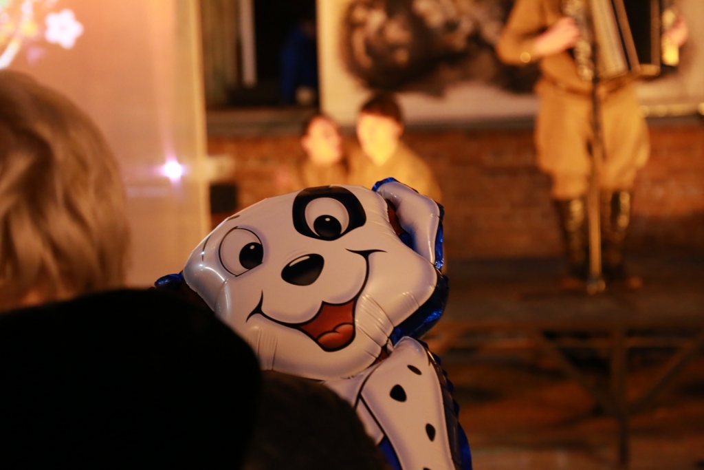 Душевные "Посиделки у костра" под военные песни устроили хабаровчане в центре города, Фото с места события собственное