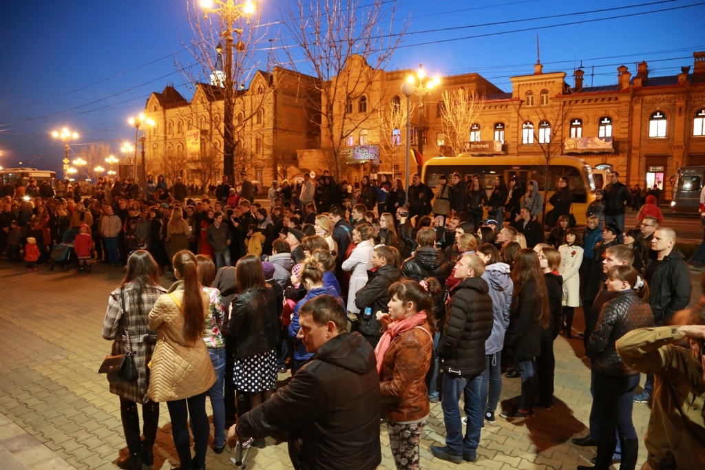 Душевные "Посиделки у костра" под военные песни устроили хабаровчане в центре города, Фото с места события собственное