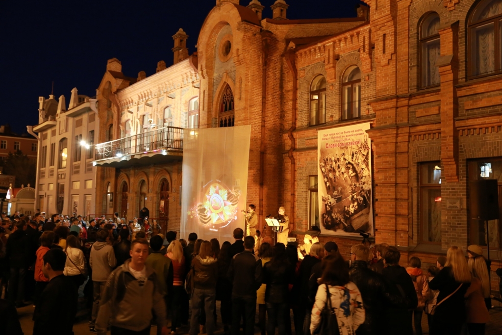 Душевные "Посиделки у костра" под военные песни устроили хабаровчане в центре города, Фото с места события собственное