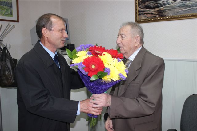 Легенда биробиджанской промышленности Яков Шнайдерман отметил 85-летие на рабочем месте, Фото с места события собственное