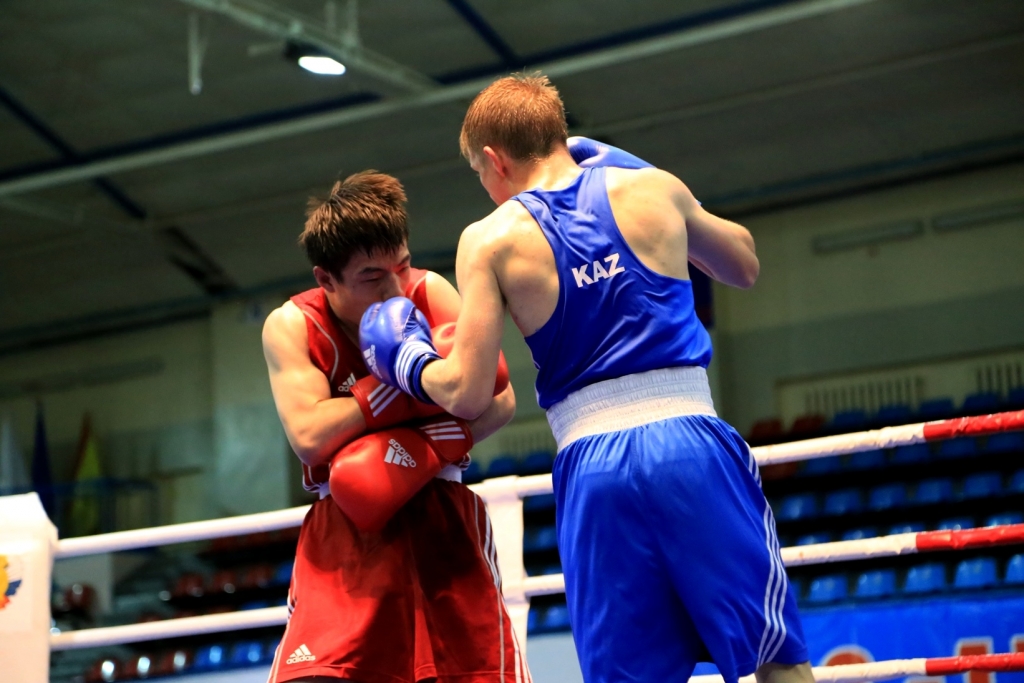 Падали, но поднимались: Сильнейшие боксеры из 20 стран показали хабаровчанам первую кровь