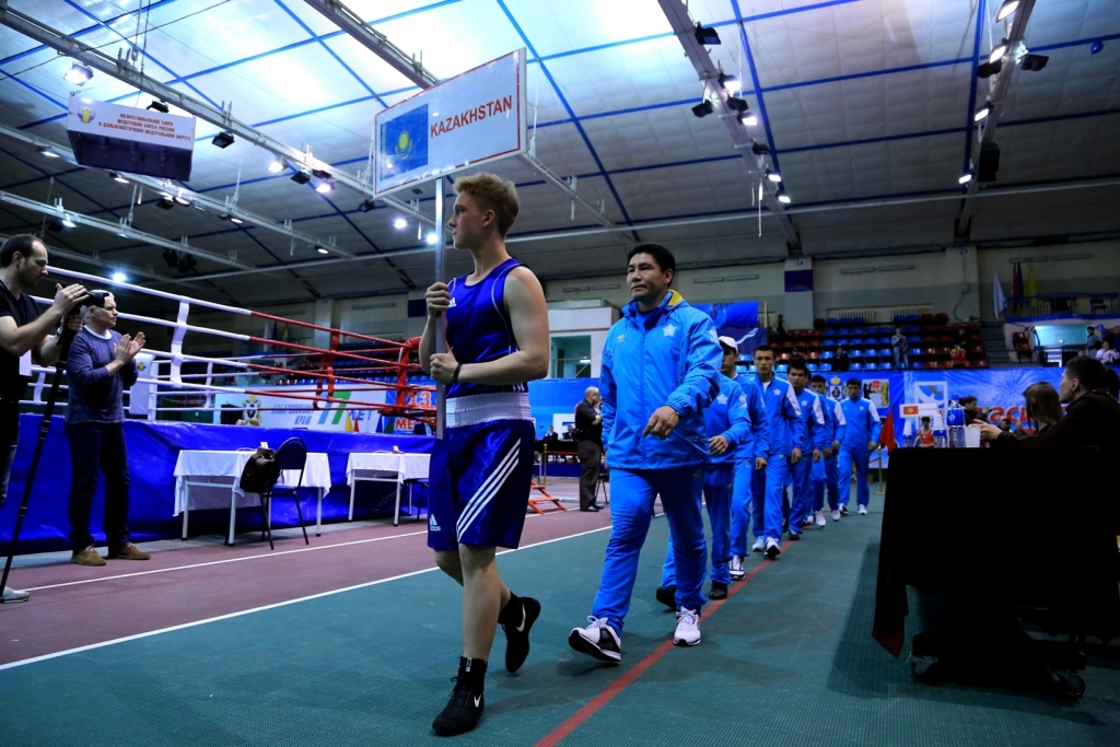 Падали, но поднимались: Сильнейшие боксеры из 20 стран показали хабаровчанам первую кровь