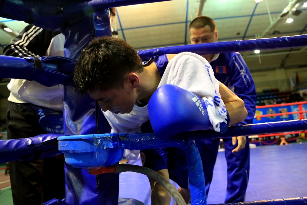 Падали, но поднимались: Сильнейшие боксеры из 20 стран показали хабаровчанам первую кровь