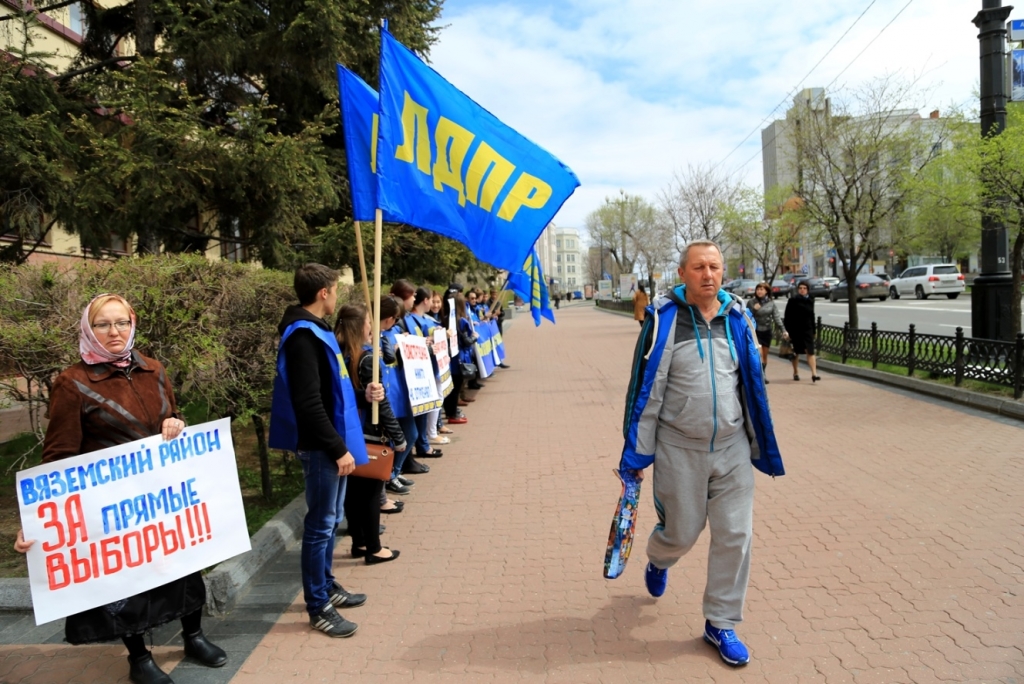 "Позор!" кричали у стен Закдумы Хабаровского края во время отмены прямых выборов