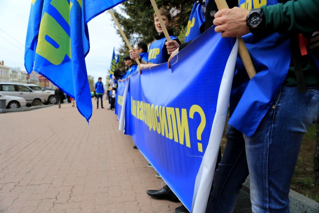 "Позор!" кричали у стен Закдумы Хабаровского края во время отмены прямых выборов