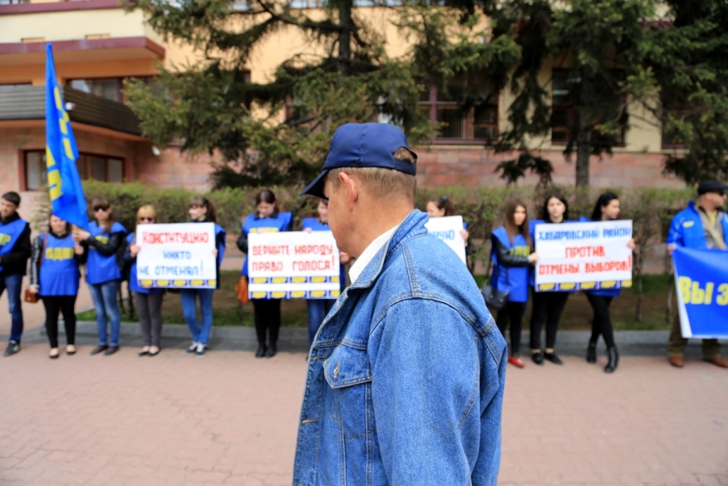 "Позор!" кричали у стен Закдумы Хабаровского края во время отмены прямых выборов