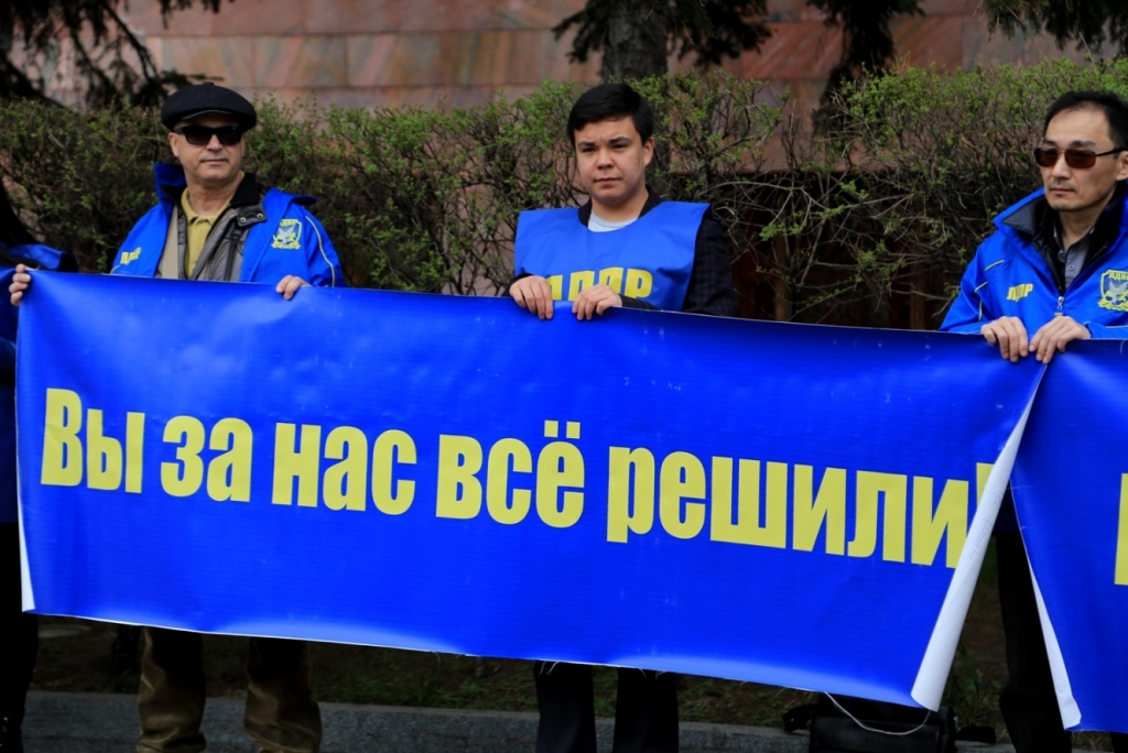 "Позор!" кричали у стен Закдумы Хабаровского края во время отмены прямых выборов