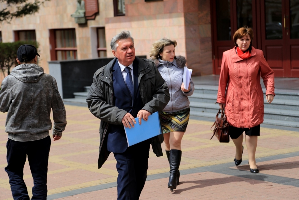 "Позор!" кричали у стен Закдумы Хабаровского края во время отмены прямых выборов