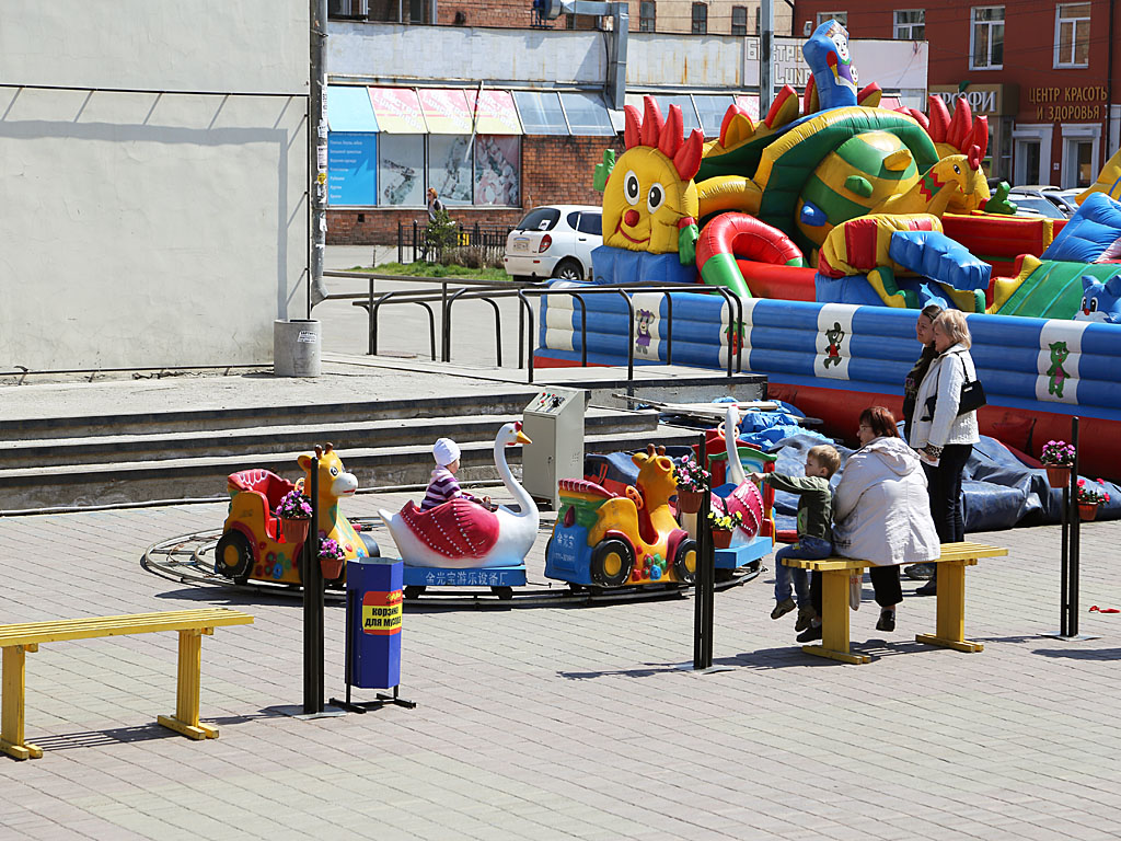 Куда сходить в иркутске сегодня. Парк аттракционов Иркутск. Аттракционы возле цирка Иркутск. Аттракционы возле Европарка Иркутск. Аттракционы на Фортуне в Иркутске.