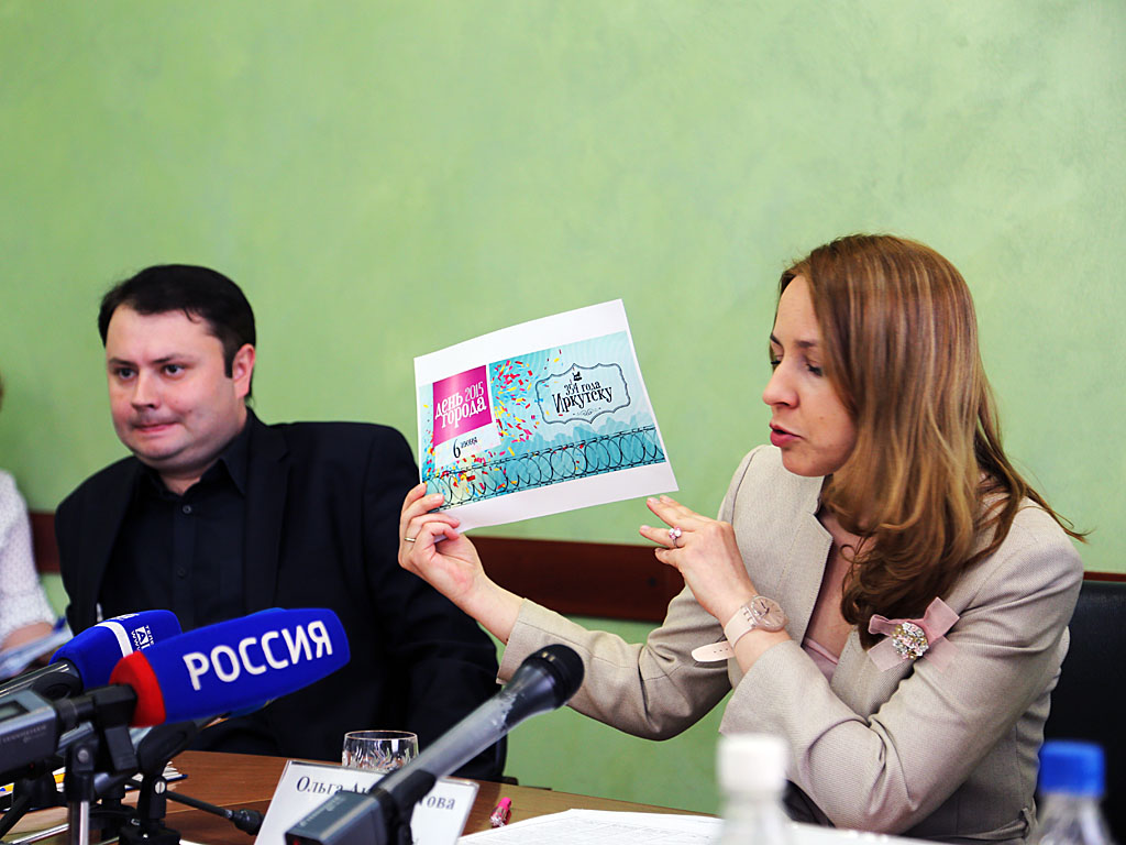 Ольга Аксаментова демонстрирует концепцию оформления города к празднику