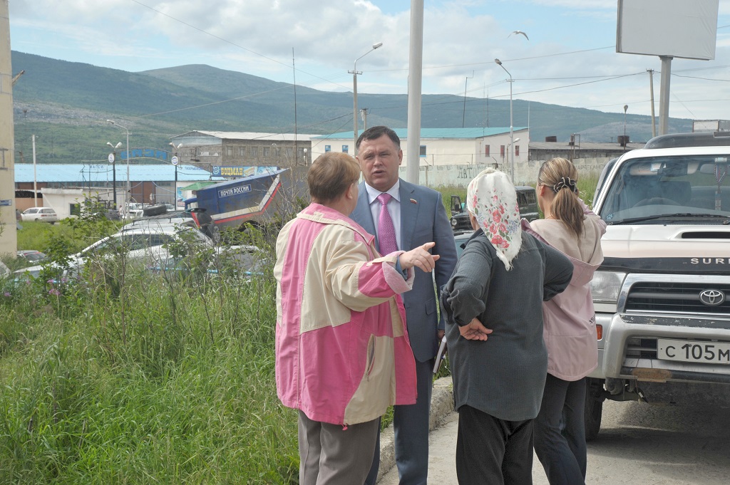 Валерий Михайлов дружит с жителями округа