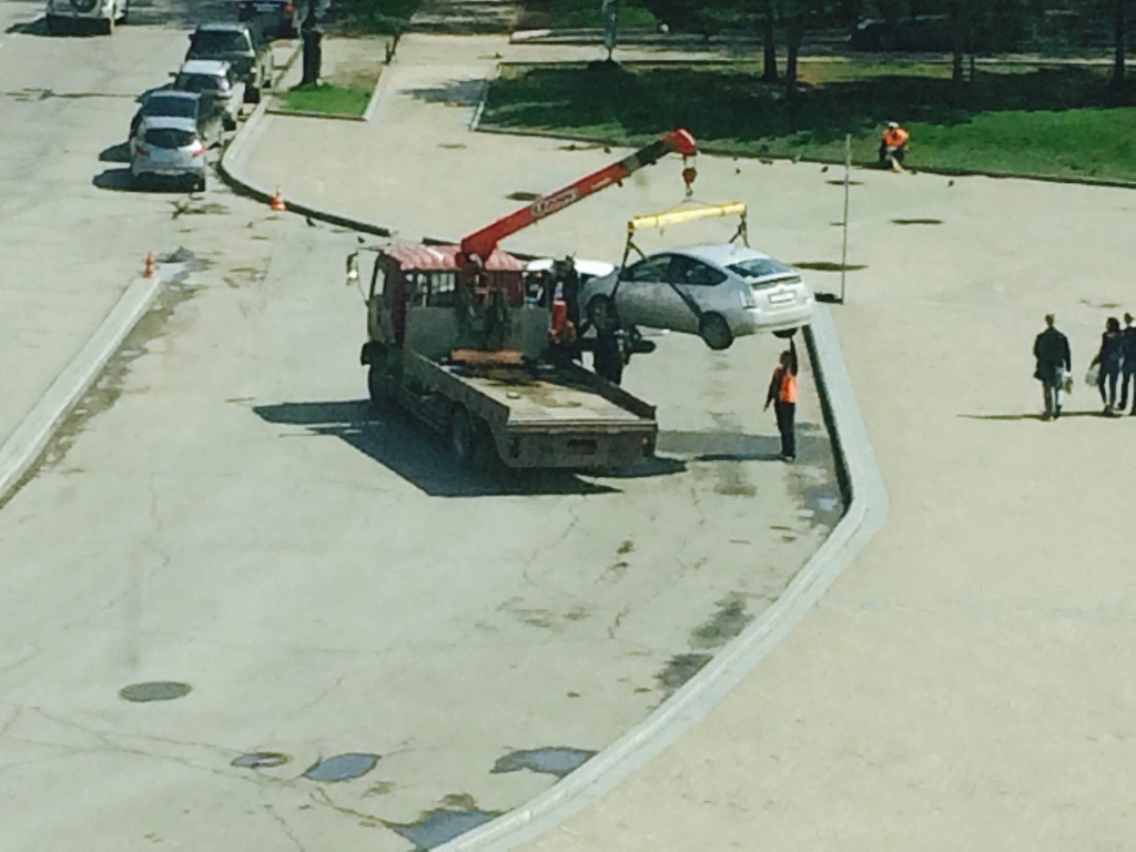 эвакуация автомобиля с площади Славы