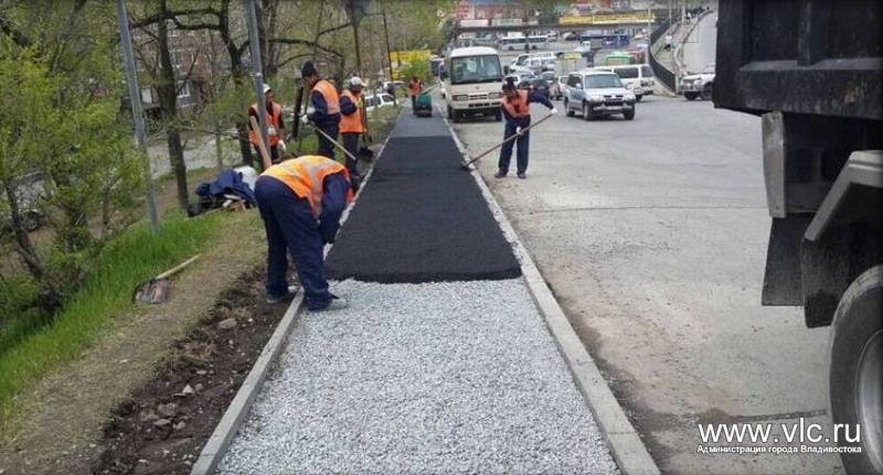 Во Владивостоке ремонтируют тротуары