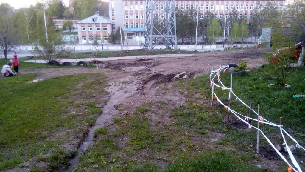 Третий месяц хабаровские коммунальщики в упор не видят самостийный источник