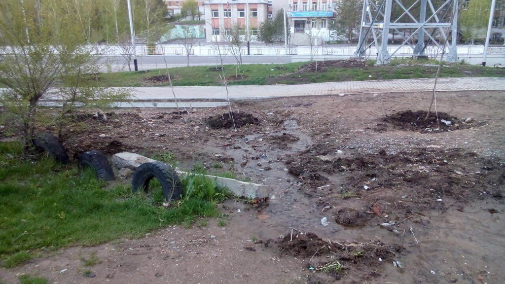 Третий месяц хабаровские коммунальщики в упор не видят самостийный источник