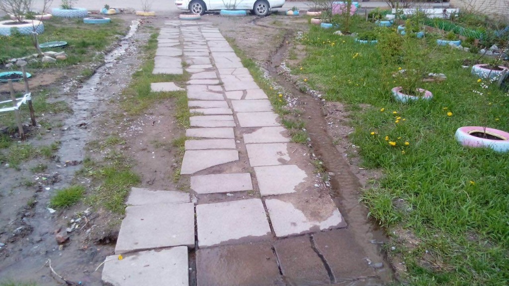 Третий месяц хабаровские коммунальщики в упор не видят самостийный источник