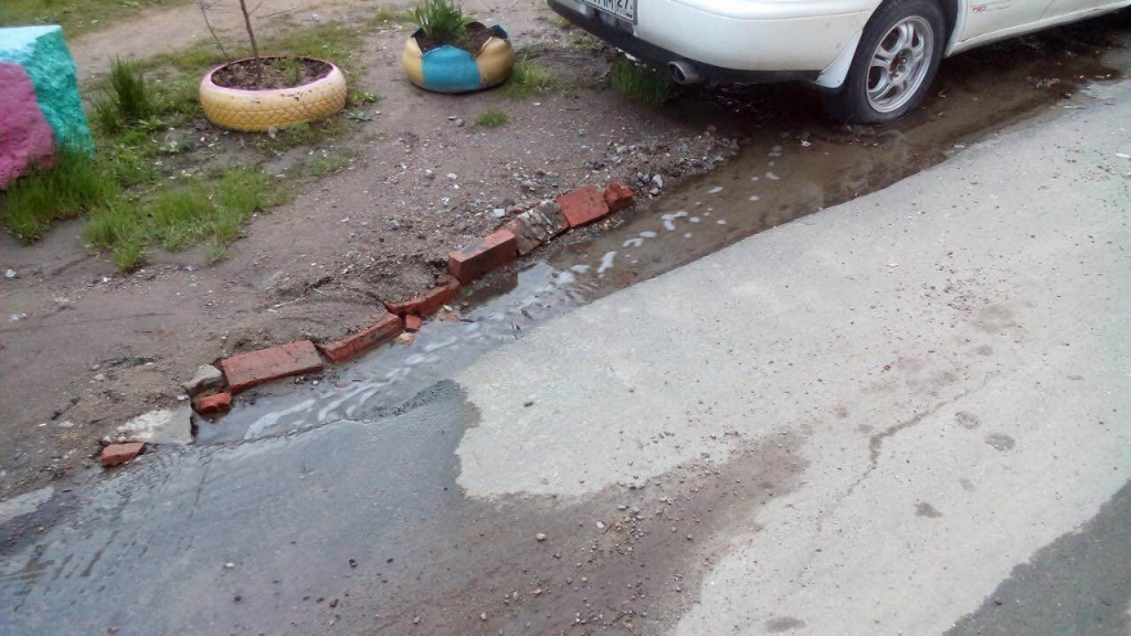 Третий месяц хабаровские коммунальщики в упор не видят самостийный источник