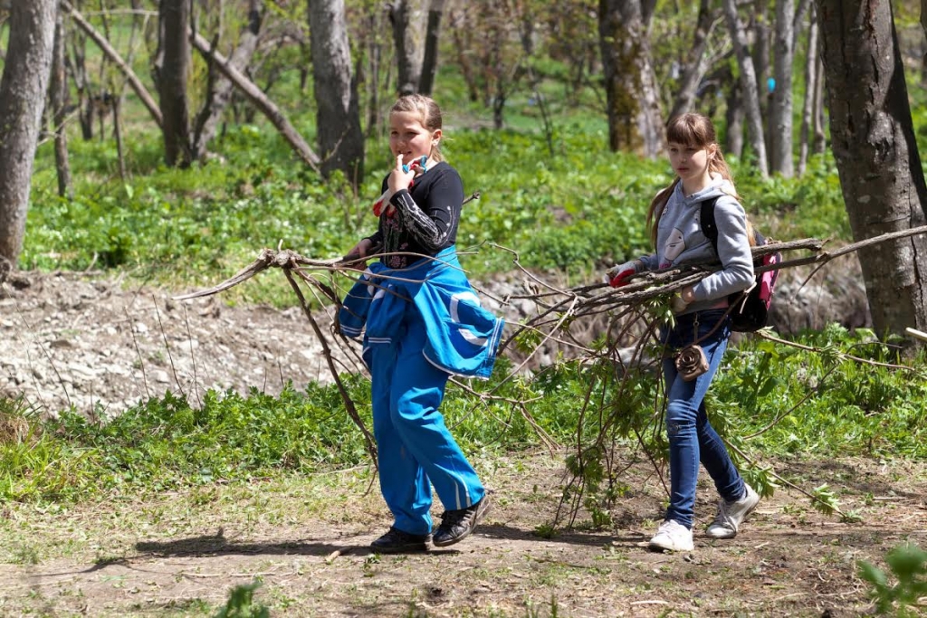 В субботнике принимали участие школьники