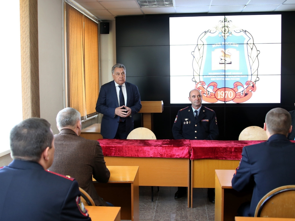 Виктор Горчаков посетил владивостокский филиал ДВЮИ МВД России