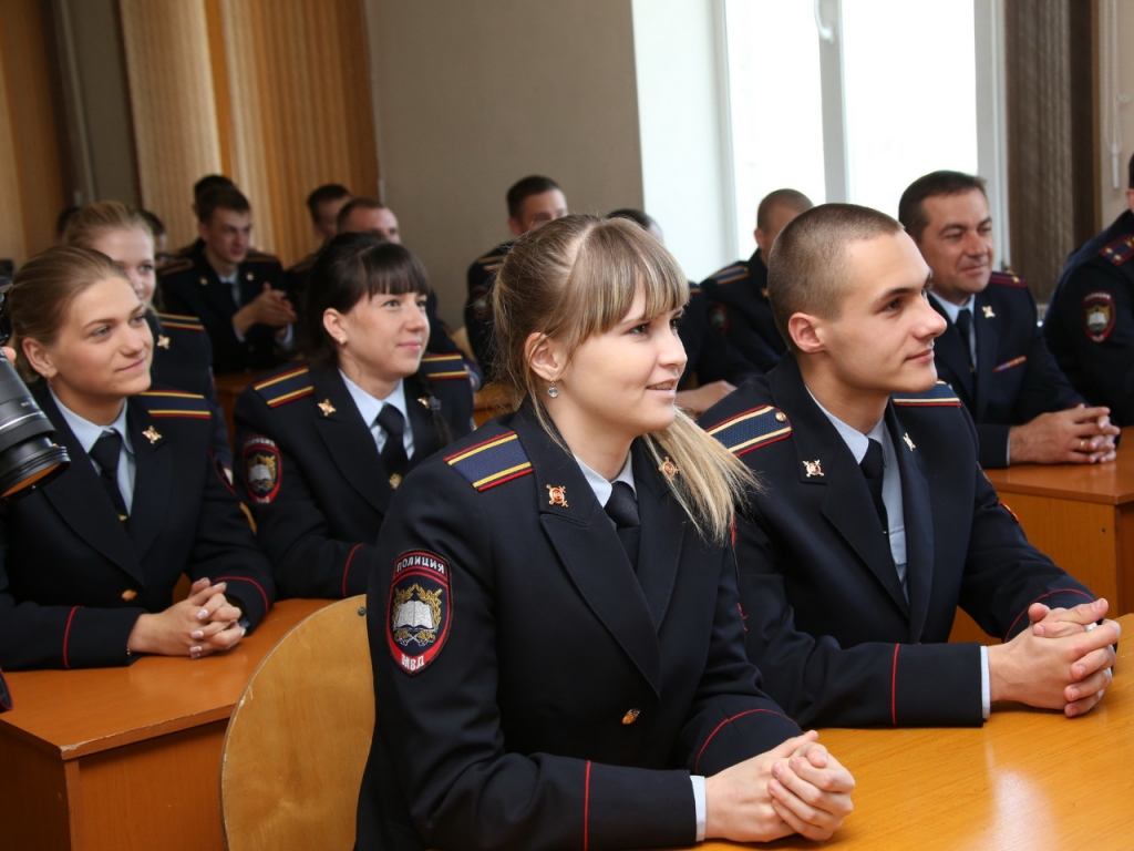 Сейчас в вузе очно и заочно получают высшее юридическое образование сотни курсантов и сотрудников МВД