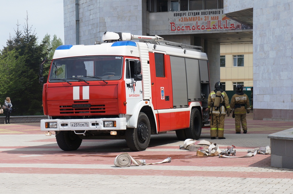 Крыша областной филармонии загорелась в Биробиджане