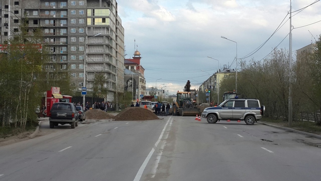 Дорожное полотно, которое провалилось накануне, восстановили в Якутске  Алена Подковырова, YakutiaMedia