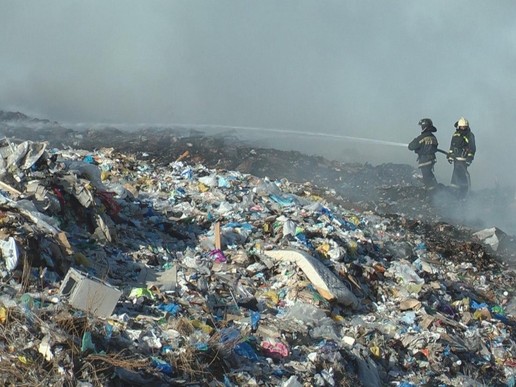 На тушение городской свалки пожарные затратили уже более 400 тонн воды