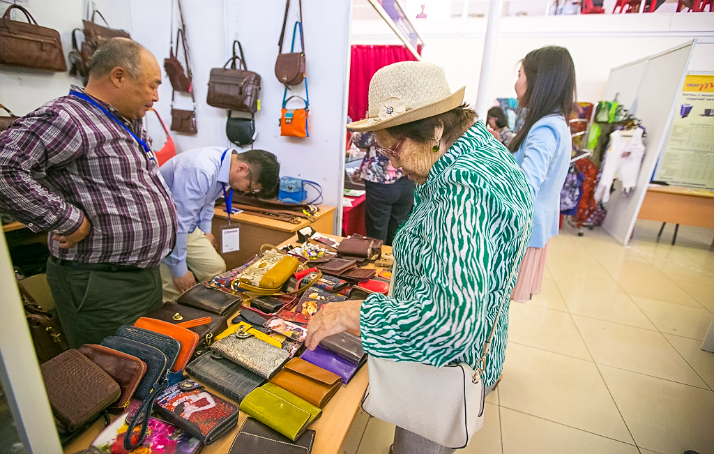 Картины из бисера, колбасы, украшения представили на Международной ярмарке в Улан-Удэ