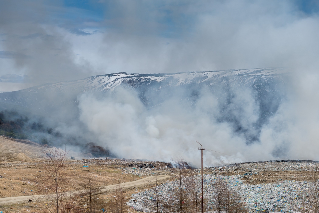 На тушение и проливку загорания огнеборцы уже израсходовали более 800 тонн воды