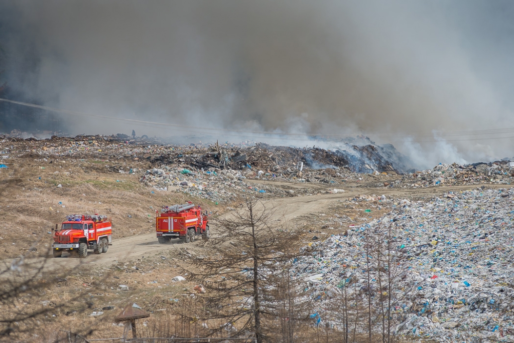 На свалке постоянно находятся три пожарных расчета