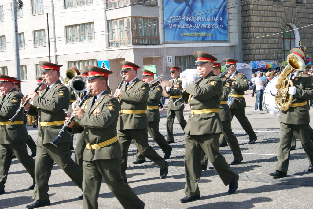 Выходные в Хабаровске: праздничное шествие, парад военных оркестров, покатушки и фейерверк