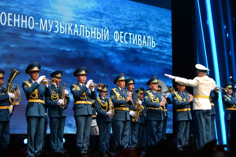 Выходные в Хабаровске: праздничное шествие, парад военных оркестров, покатушки и фейерверк