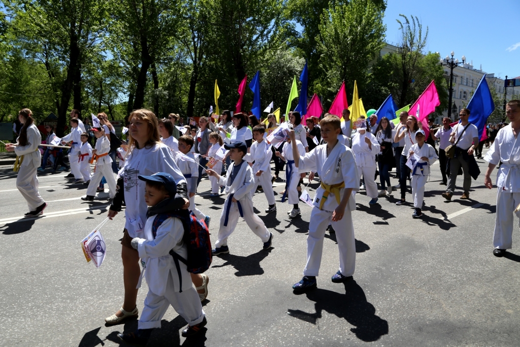 Мальвины, велосипедисты и чирлидерши вышли поздравить город с Днем рождения