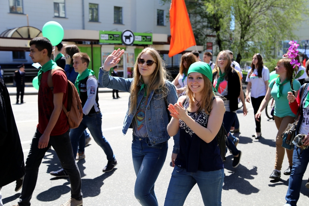 Мальвины, велосипедисты и чирлидерши вышли поздравить город с Днем рождения